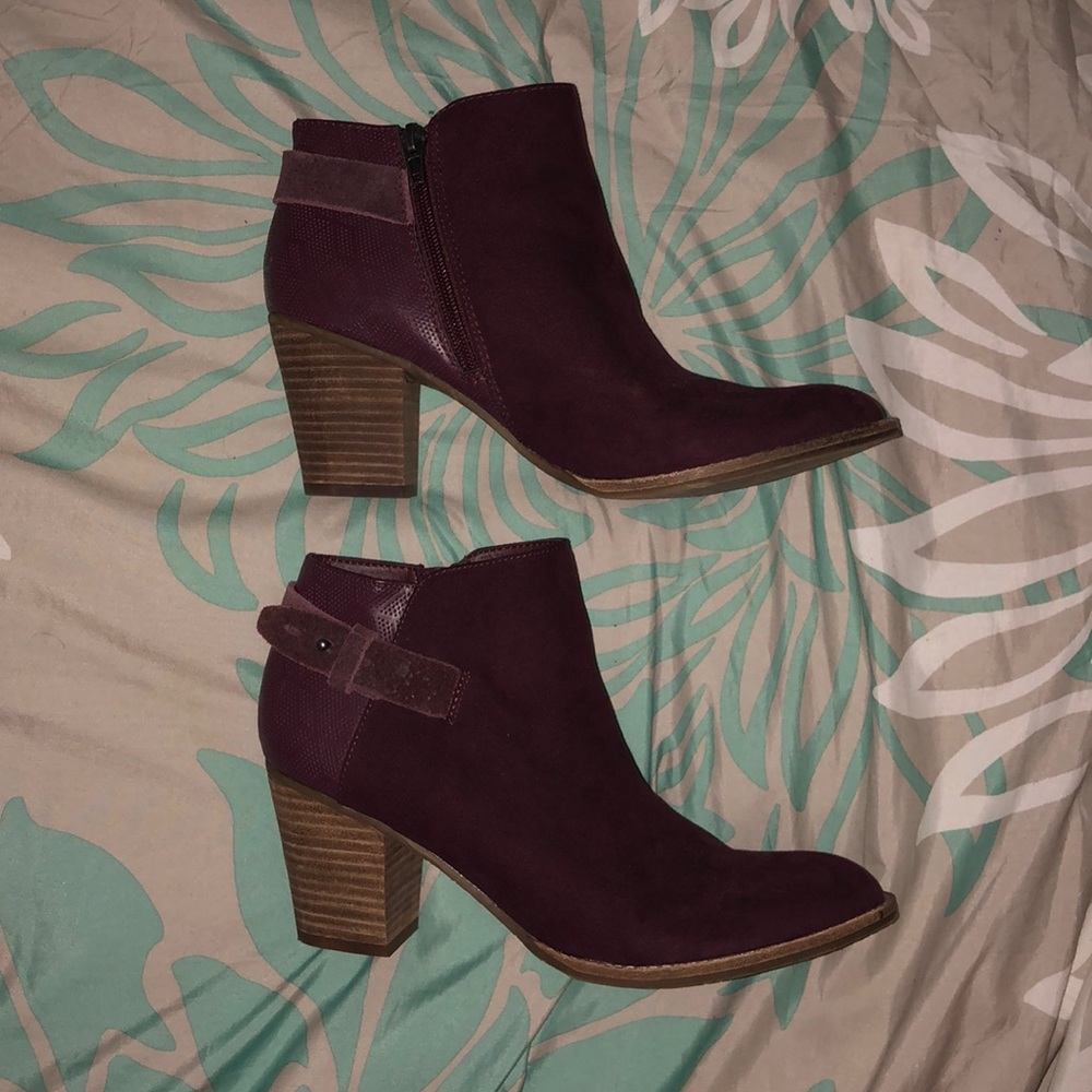 Maroon/brown pointed toe booties